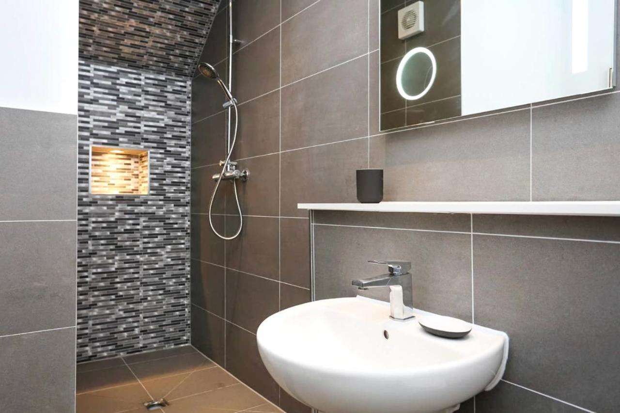Ultra Modern, Stylish Apartment Next To Princes St Edinburg Exteriör bild